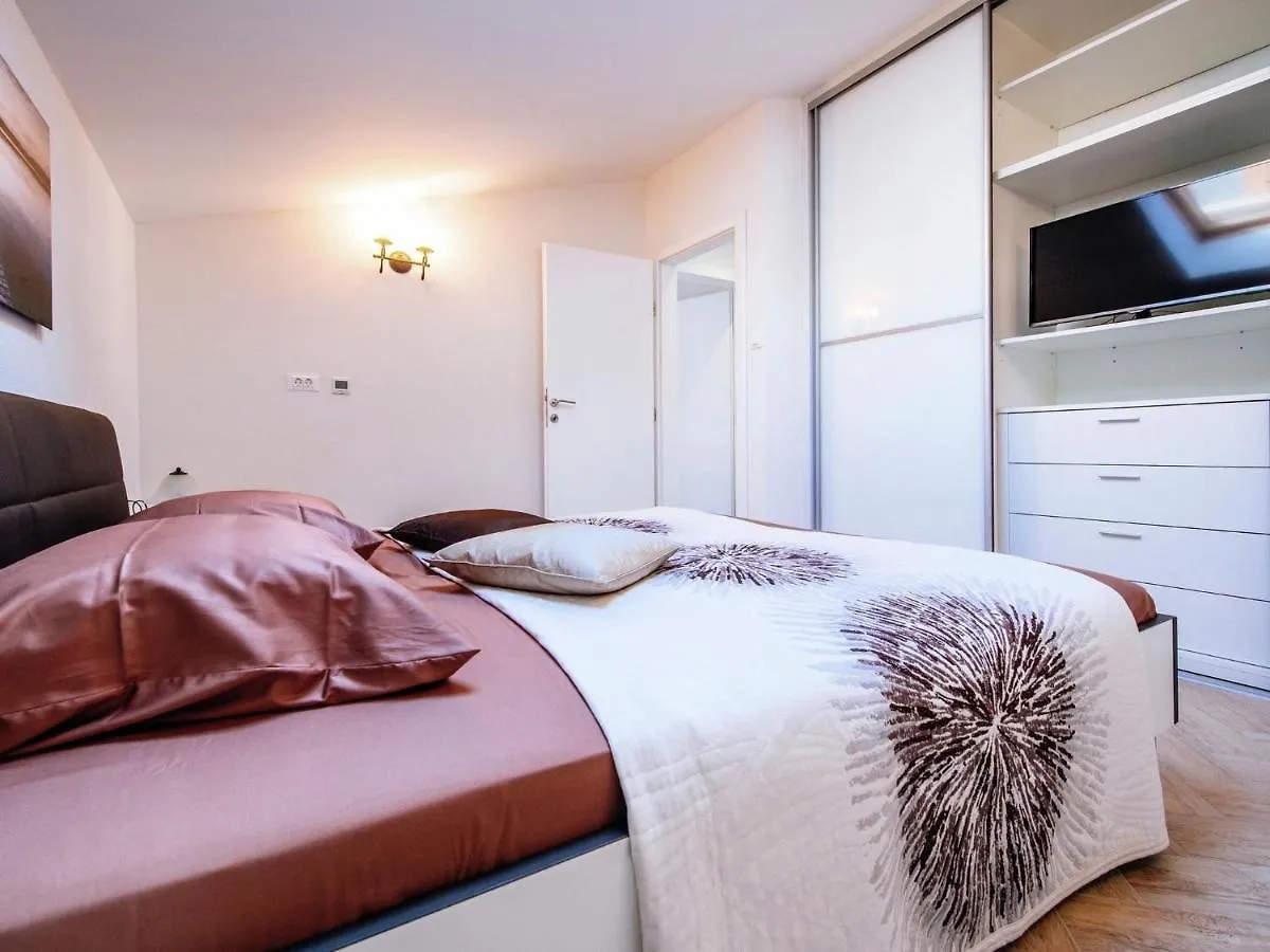 Luxurious Apartment In Zadar With Garden