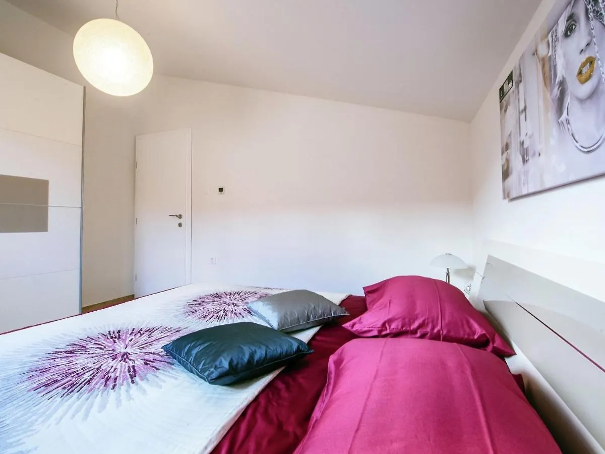 Luxurious Apartment In Zadar With Garden