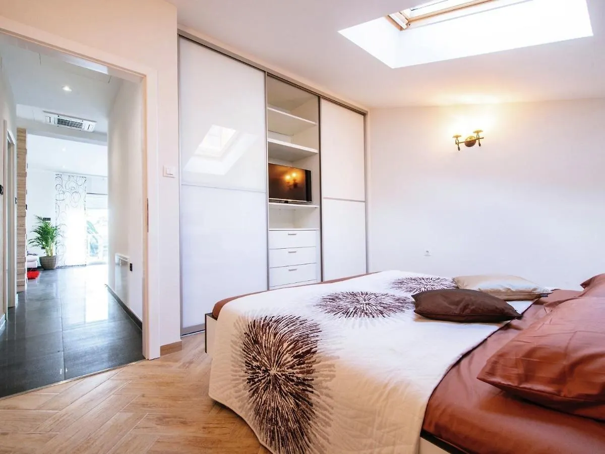 Luxurious Apartment In Zadar With Garden
