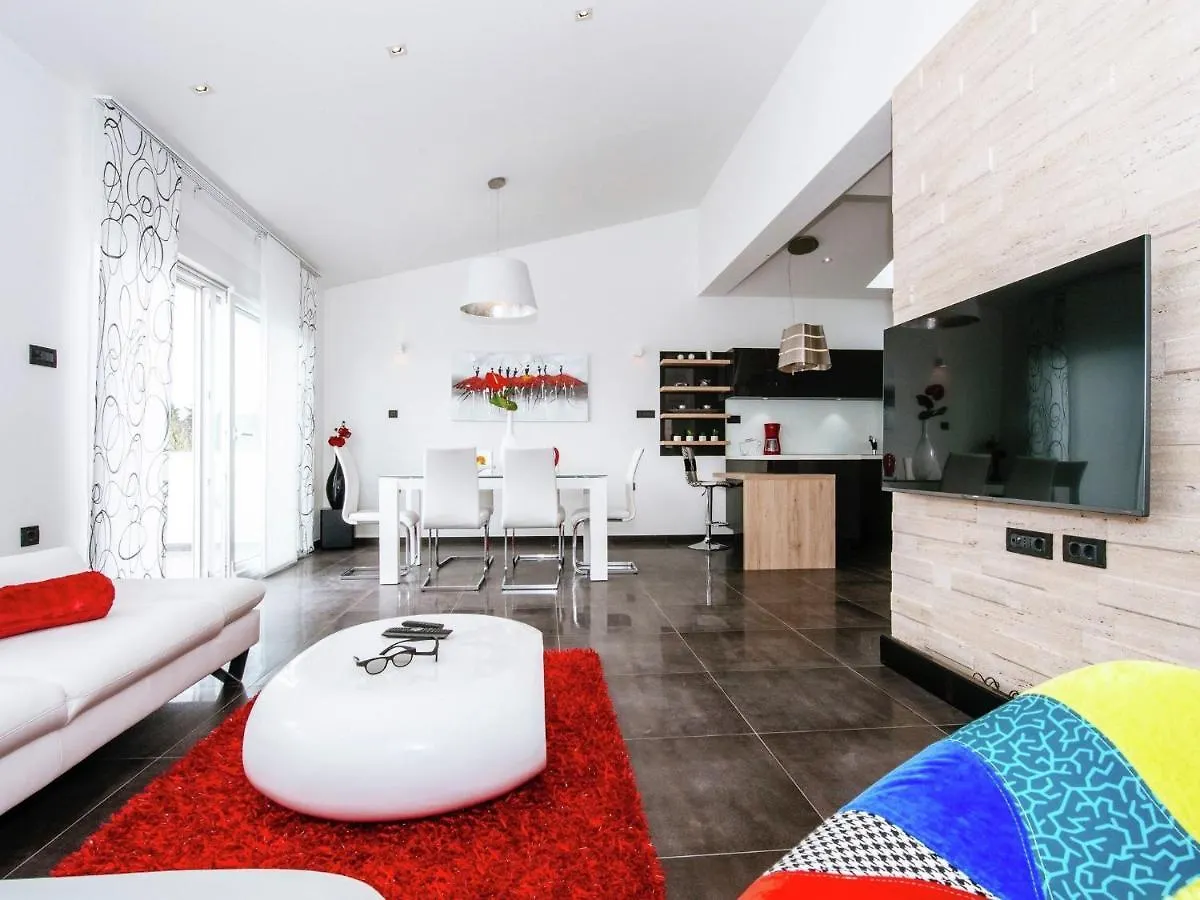 Luxurious Apartment In Zadar With Garden 0*,